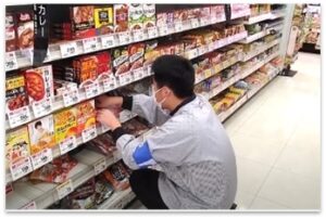 品出しする男性